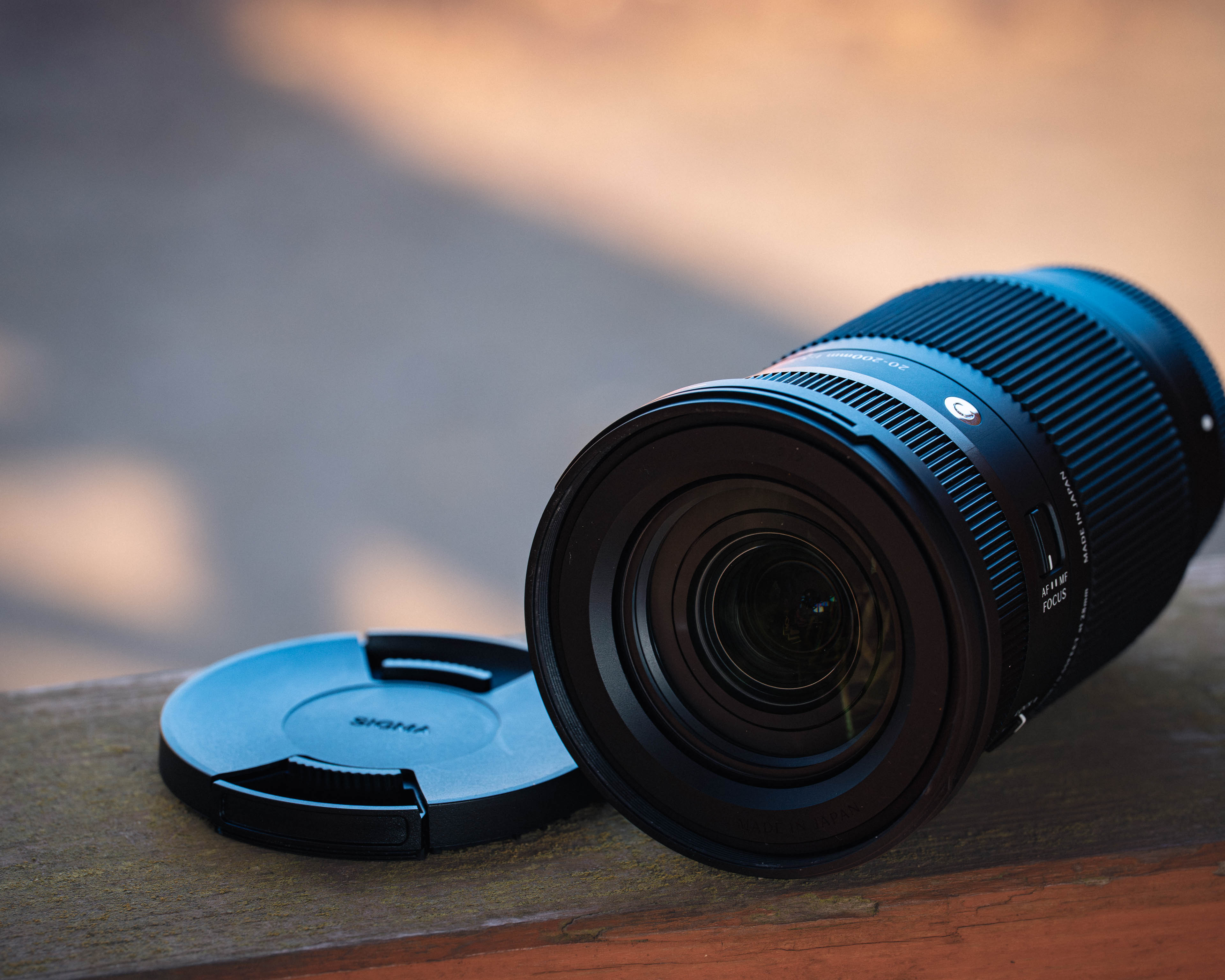 SIGMA 20–200mm F3.5–6.3 DG Contemporary zamontowana na aparacie Sony — skala zestawu i ergonomia pracy.